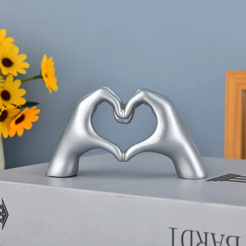 Escultura Decorativa Dourada em Forma de Mão Coração – Estátua Moderna para Sala, Quarto ou Escritório