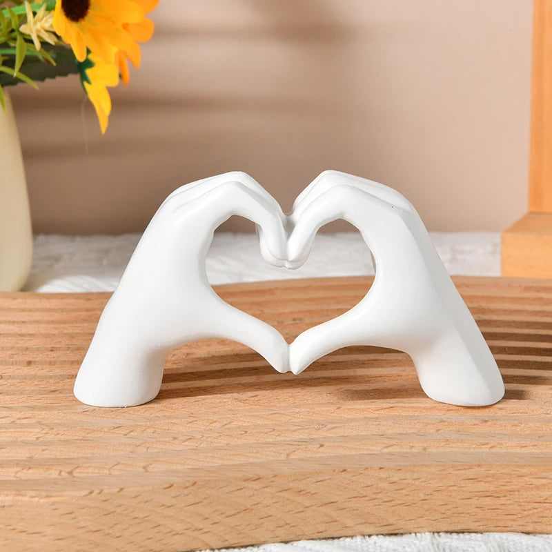 Escultura Decorativa Dourada em Forma de Mão Coração – Estátua Moderna para Sala, Quarto ou Escritório